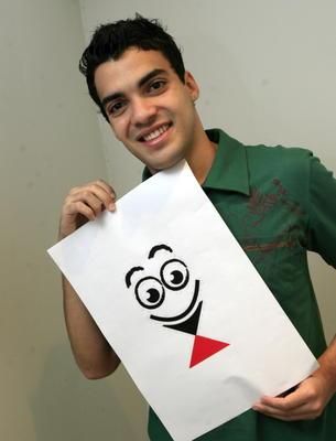 Gustavo escolhe seu boneco...