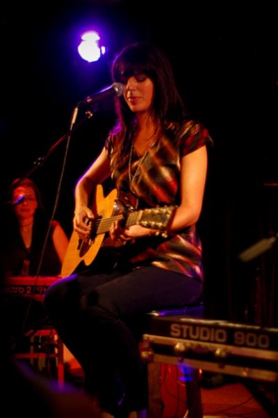 brooke tocando viol�o em show