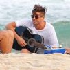na praia