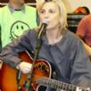 Ludmila tocando e cantando