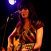 brooke tocando viol�o em show