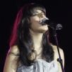Brooke cantando